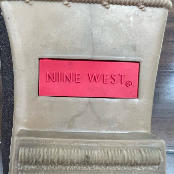 Reposhing, too small. Nine West Alpine Duck Boots - Size 9 - Picture 8 of 9